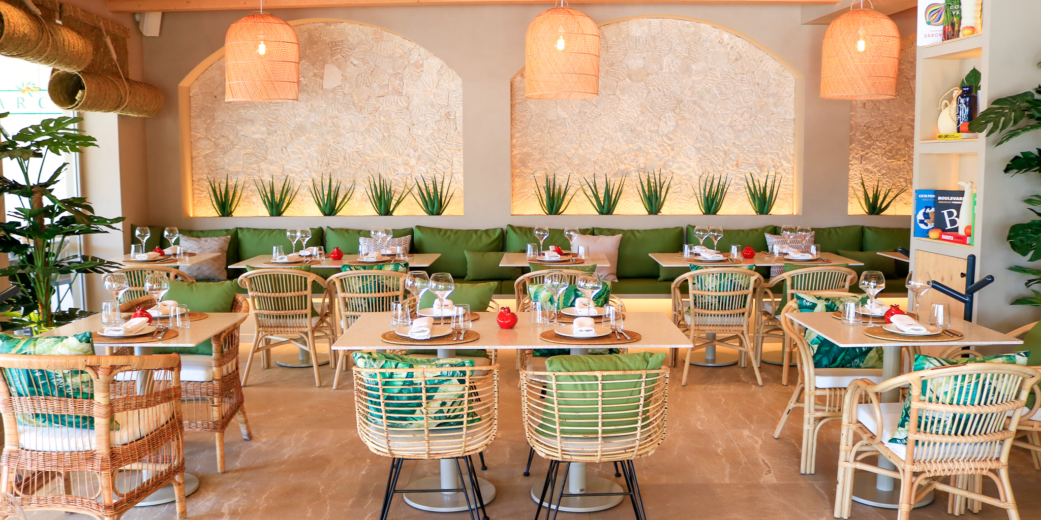 Interior del restaurante Ca Na Marcè en Puerto de Alcudia con decoración moderna y mesas preparadas