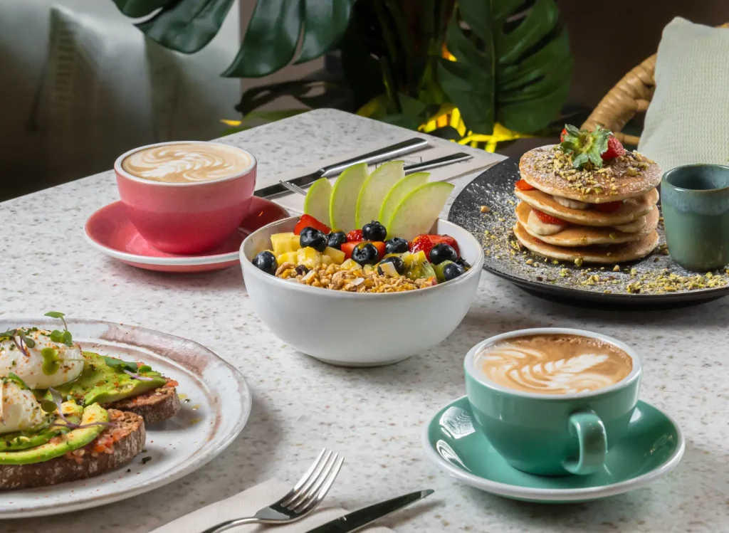 Brunch con zumos naturales, tortitas y frutas frescas en el restaurante Ca Na Marcè, Puerto de Alcudia, Mallorca