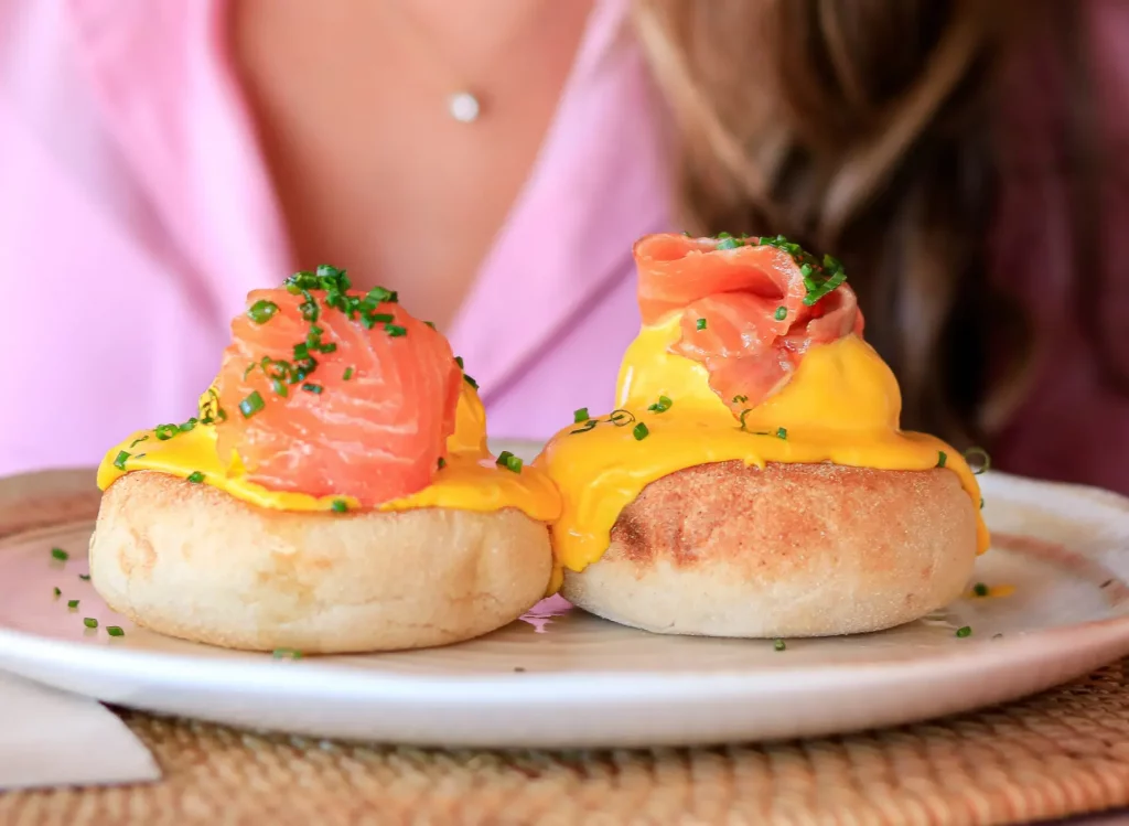 Huevos benedictinos servidos en el brunch del restaurante Ca Na Marcè, Puerto de Alcudia, Mallorca