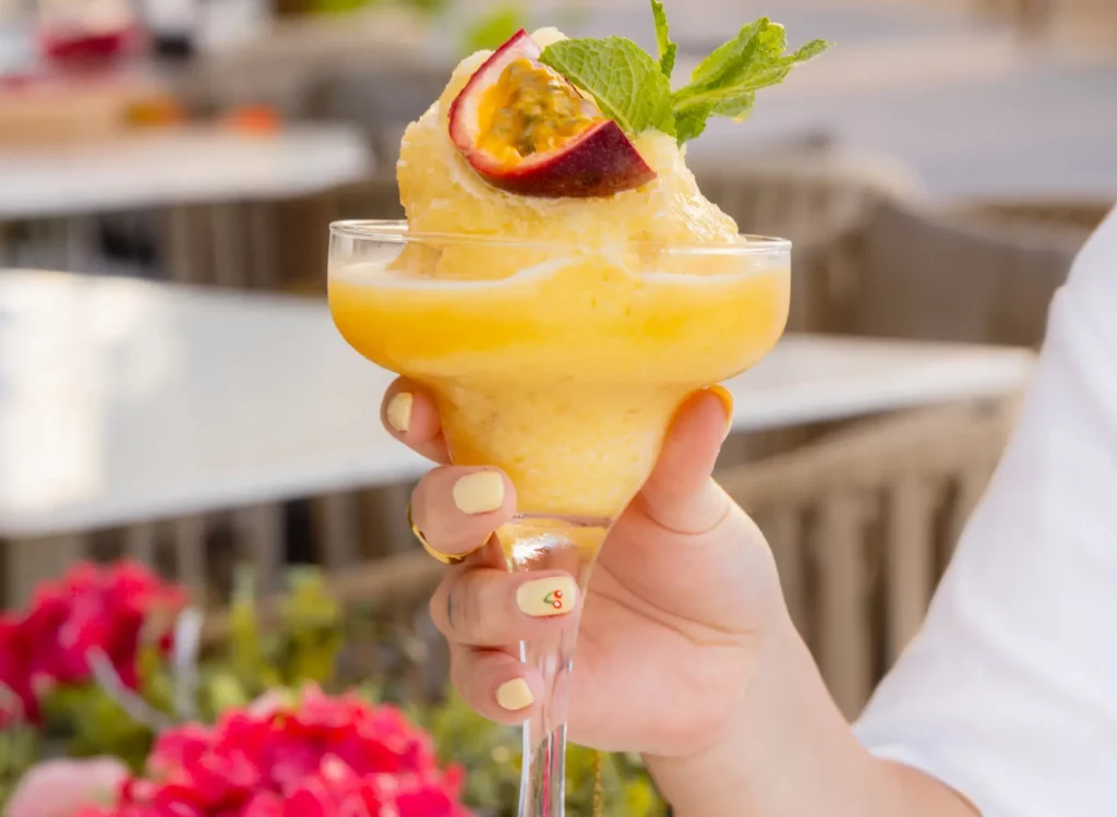 Cóctel tropical servido en el restaurante Ca Na Marcè, frente al puerto de Alcudia en Mallorca