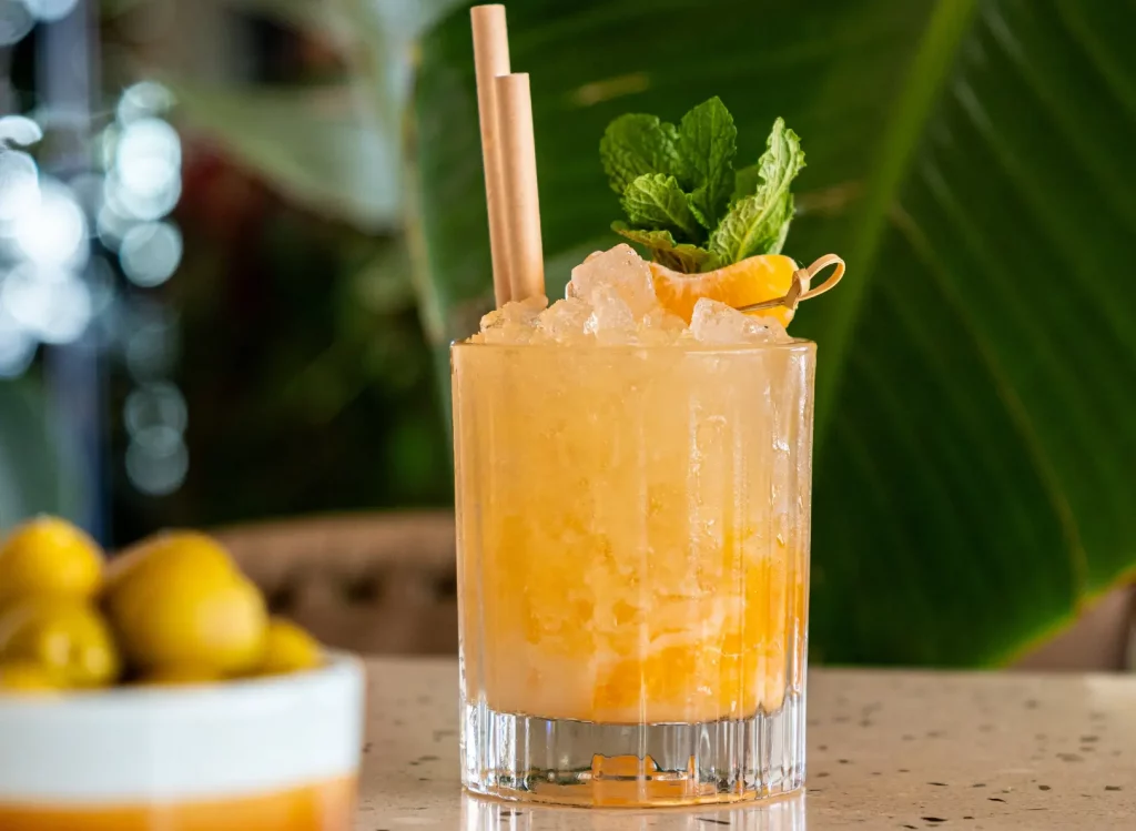 Cóctel refrescante servido en el restaurante Ca Na Marcè, frente al puerto de Alcudia en Mallorca