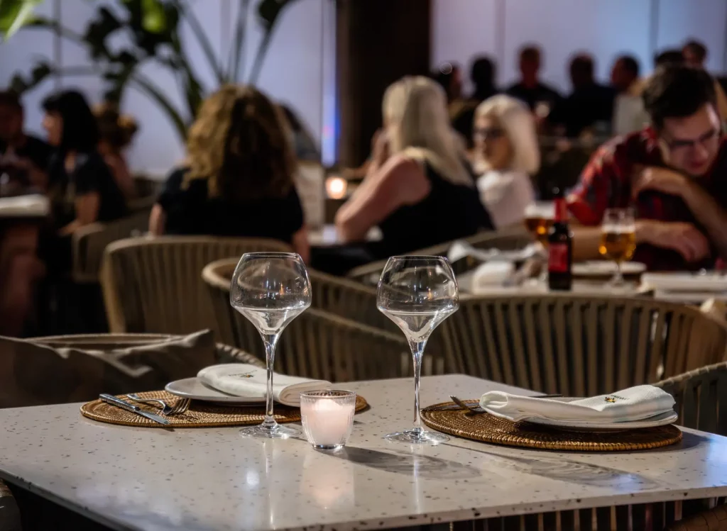 Mesas preparadas para cenar en el restaurante Ca Na Marcè, Puerto de Alcudia, Mallorca
