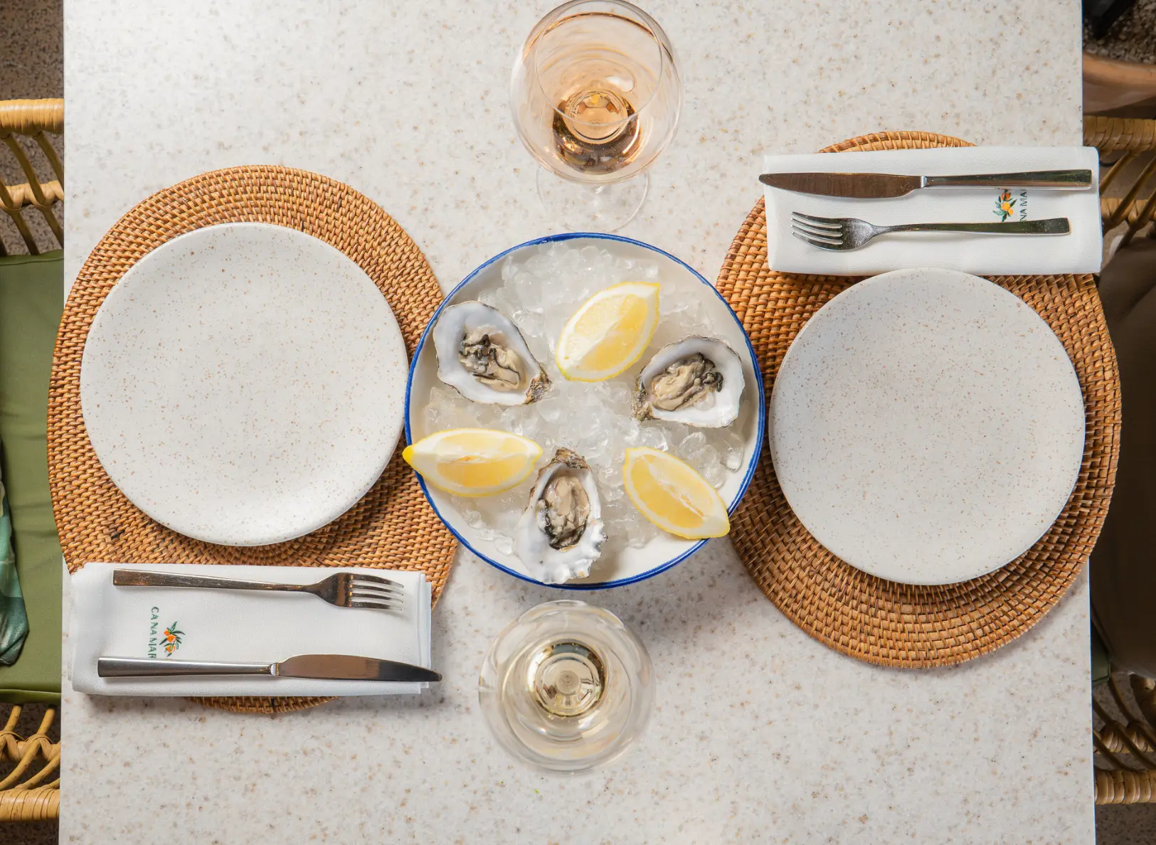 Ostras frescas servidas en el restaurante Ca Na Marcè, Puerto de Alcudia, Mallorca
