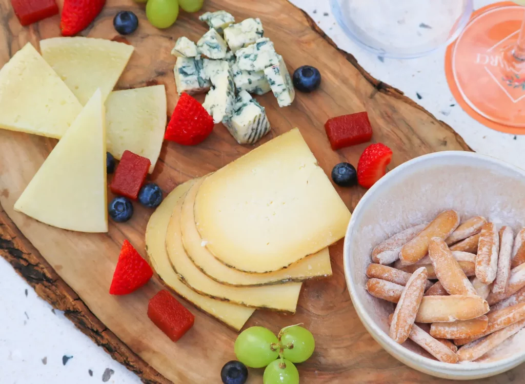 Tabla de quesos con frutas y frutos secos en el restaurante Ca Na Marcè, Puerto de Alcudia, Mallorca